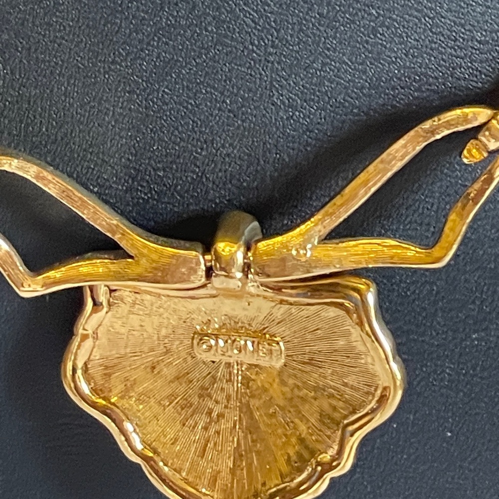Vintage Money Gold and Cream Enameled Leaf Pendant Necklace - Picture 4 of 7
